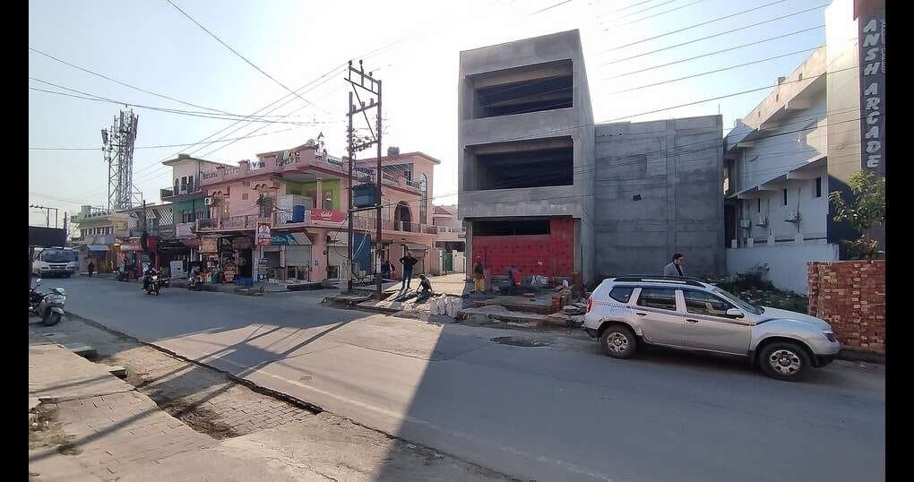Excellent Commercial Space 3 Floors – Banks , Insurance, Restaurant , Hotels